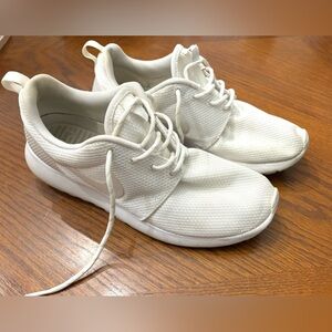 Women’s White Roche Nike Sneakers Size 9